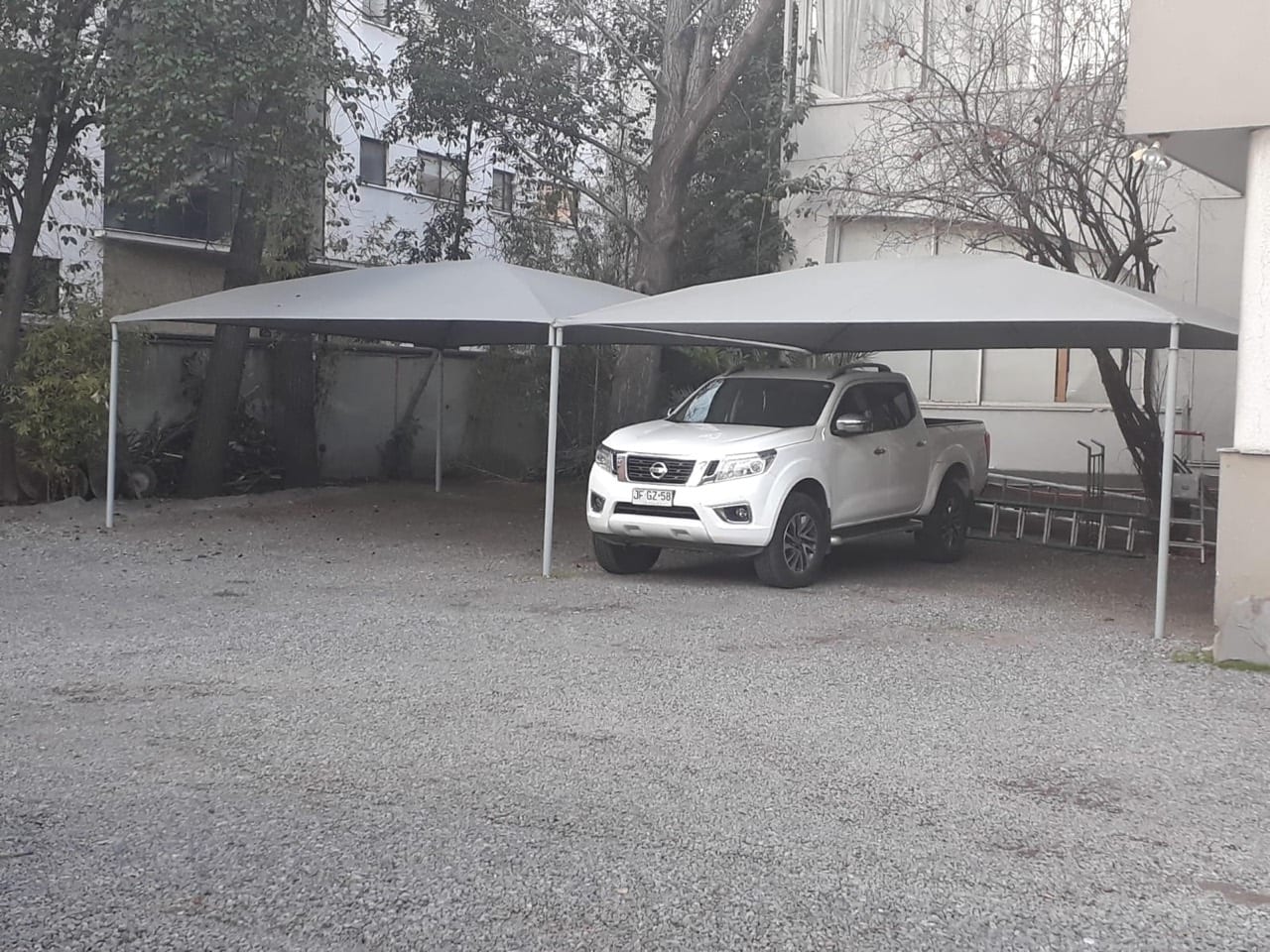 Carpas instaladas para proteger estacionamientos exteriores