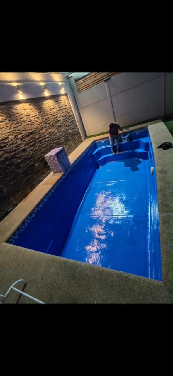 Piscina de fibra iluminada en una terraza residencial